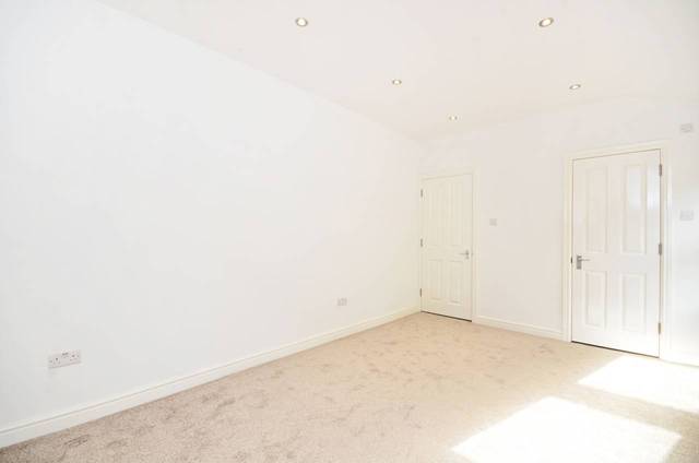  Image of 2 Bedroom Flat  For Sale at St Thomas Square  Hackney, E9 7PN