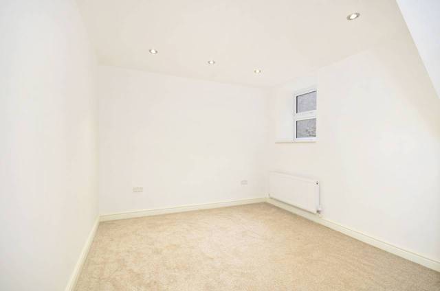  Image of 2 Bedroom Maisonette  For Sale at St Thomas Square  Hackney, E9 7PN