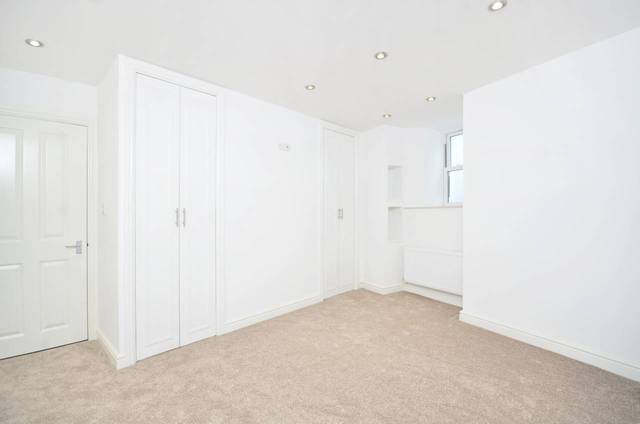  Image of 2 Bedroom Maisonette  For Sale at St Thomas Square  Hackney, E9 7PN