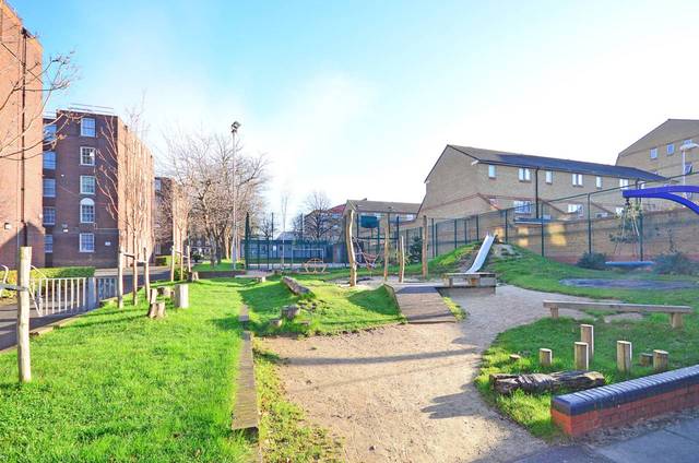  Image of 1 Bedroom Flat  For Sale at Stamford Hill  Stoke Newington, N16 5TG
