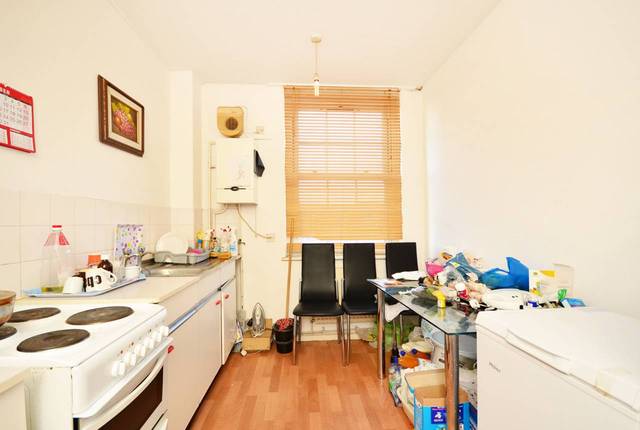  Image of 1 Bedroom Flat  For Sale at Stamford Hill  Stoke Newington, N16 5TG