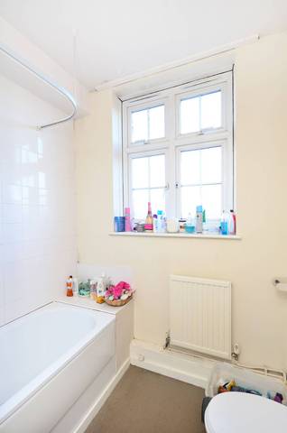  Image of 1 Bedroom Flat  For Sale at Stamford Hill  Stoke Newington, N16 5TG