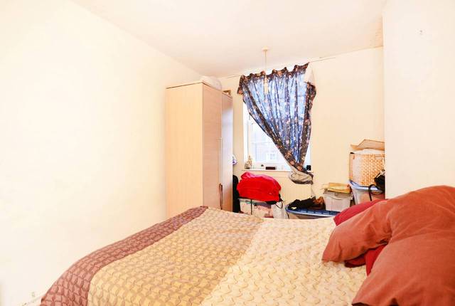  Image of 1 Bedroom Flat  For Sale at Stamford Hill  Stoke Newington, N16 5TG