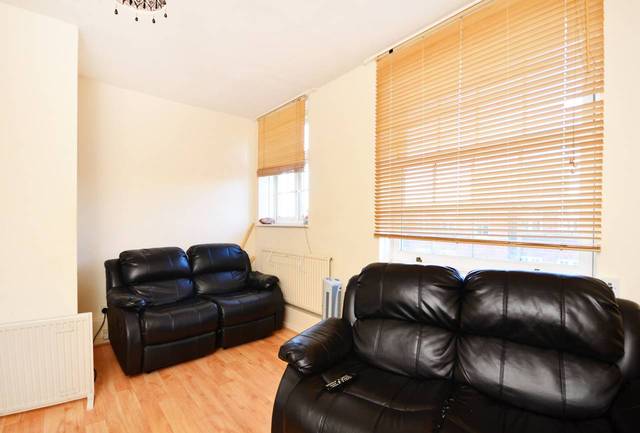  Image of 1 Bedroom Flat  For Sale at Stamford Hill  Stoke Newington, N16 5TG