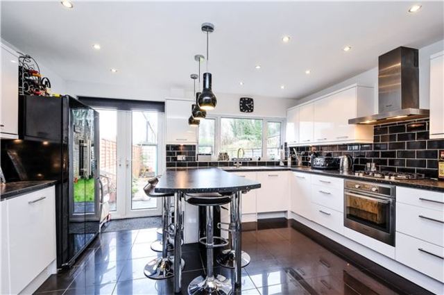  Image of 2 Bedroom Terraced  For Sale at Surrey, SM5 4LS