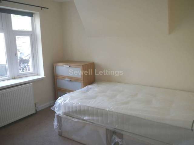  Image of 3 Bedroom Detached  To Rent at Stanway Cottages  Reading, RG6 1JN