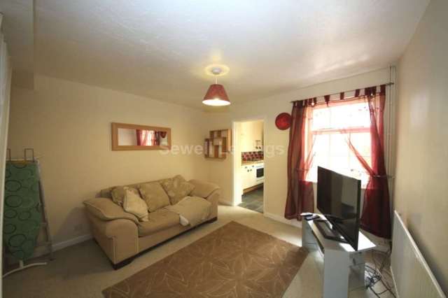  Image of 3 Bedroom Detached  To Rent at Stanway Cottages  Reading, RG6 1JN
