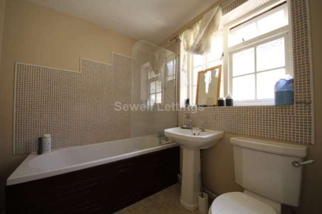  Image of 3 Bedroom Detached  To Rent at Stanway Cottages  Reading, RG6 1JN