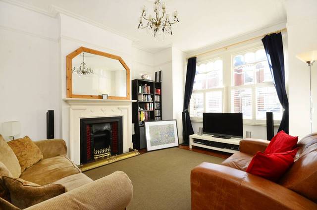  Image of 3 Bedroom Maisonette  To Rent at Stapleton Road  Tooting Bec, SW17 8BA