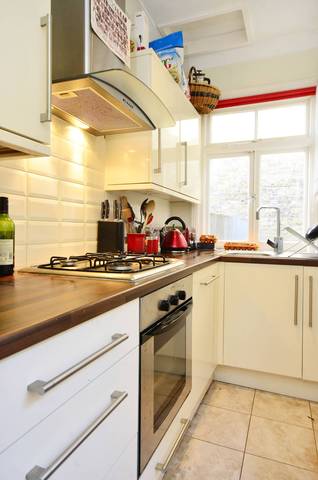  Image of 3 Bedroom Maisonette  To Rent at Stapleton Road  Tooting Bec, SW17 8BA