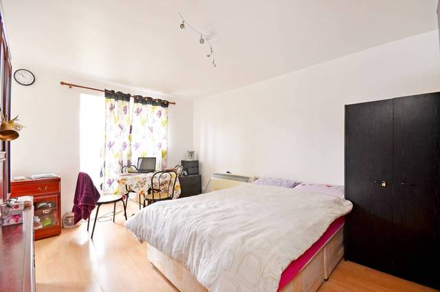  Image of Studio  For Sale at Sterling Gardens  Deptford, SE14 6DZ