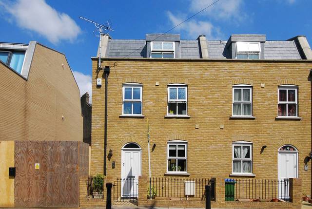  Image of 3 Bedroom Detached  For Sale at Straightsmouth  Greenwich, SE10 9LB