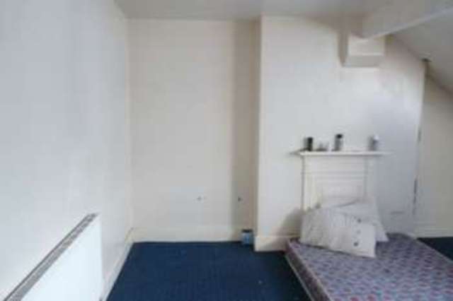  Image of 3 Bedroom Flat  To Rent at Stratford Road  Birmingham, B11 4AL