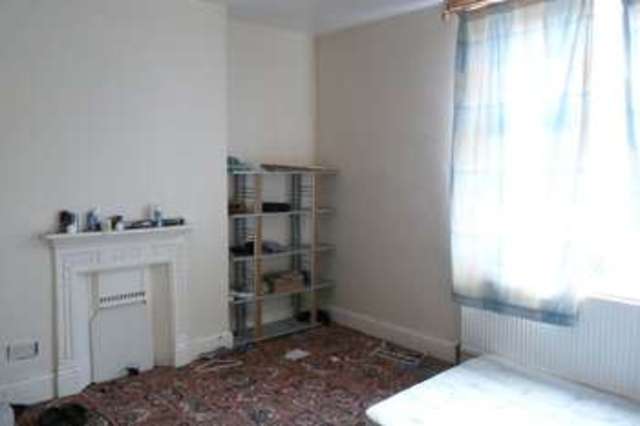  Image of 3 Bedroom Flat  To Rent at Stratford Road  Birmingham, B11 4AL