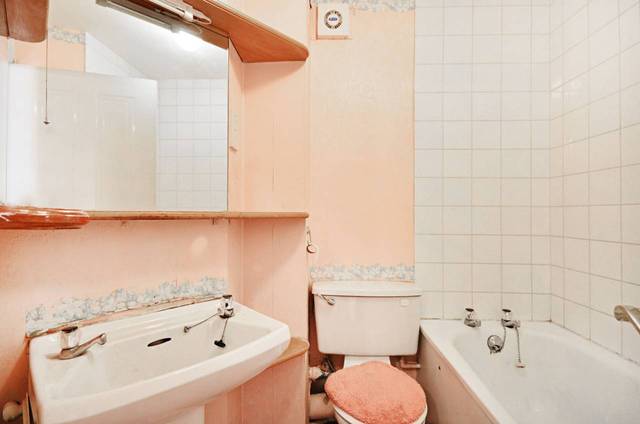  Image of 1 Bedroom Flat  For Sale at Sutton Square  Hackney, E9 6EQ