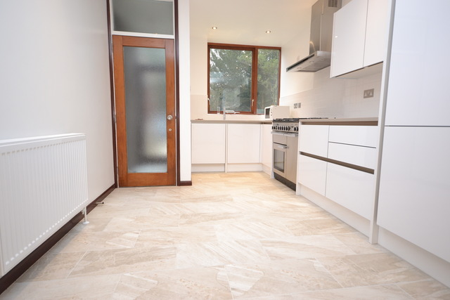  Image of 4 Bedroom Property  To Rent at Finchley  Finchley, N3 2LB
