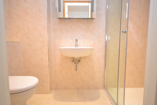  Image of 4 Bedroom Property  To Rent at Finchley  Finchley, N3 2LB