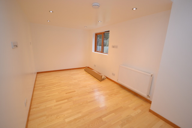  Image of 4 Bedroom Property  To Rent at Finchley  Finchley, N3 2LB