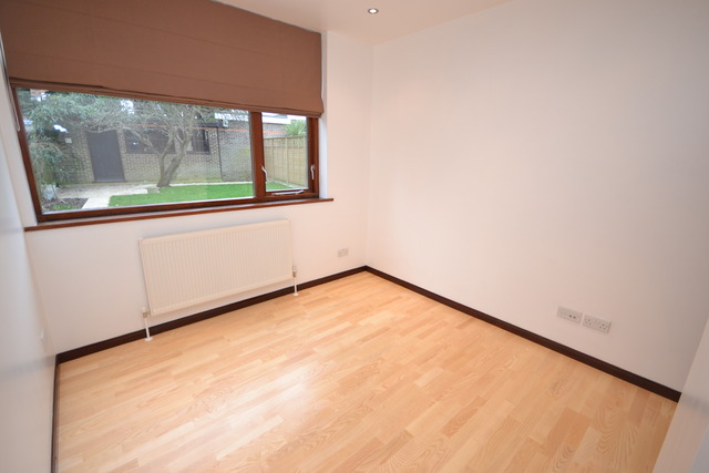  Image of 4 Bedroom Property  To Rent at Finchley  Finchley, N3 2LB