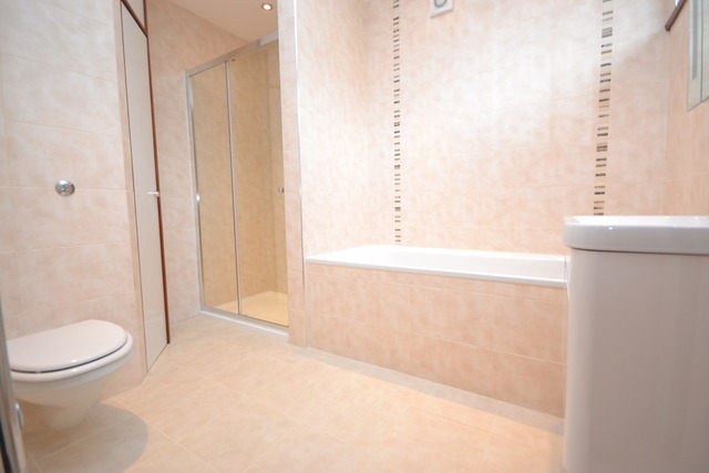  Image of 4 Bedroom Property  To Rent at Finchley  Finchley, N3 2LB