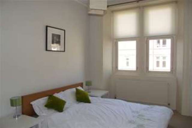  Image of 2 Bedroom Flat  To Rent at Glasgow, G41 3PB