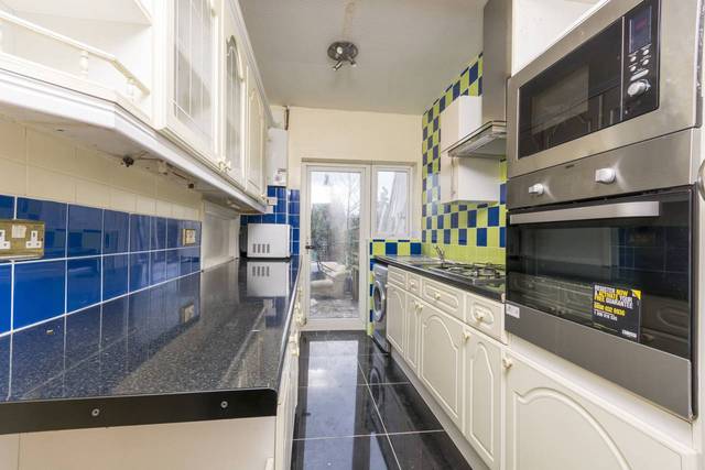  Image of 3 Bedroom Flat  To Rent at Tunnel Avenue  Greenwich, SE10 0SD