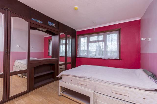  Image of 3 Bedroom Flat  To Rent at Tunnel Avenue  Greenwich, SE10 0SD