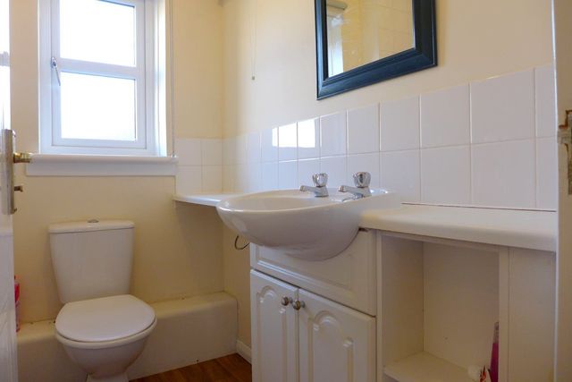  Image of 2 Bedroom Flat  To Rent at Abbeyhill Edinburgh Edinburgh, EH8 8HQ