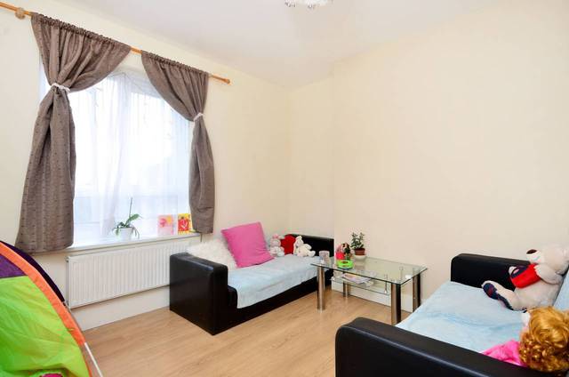  Image of 3 Bedroom Flat  For Sale at Upper Clapton Road  Upper Clapton, E5 9BZ