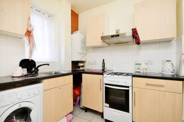 Image of 3 Bedroom Flat  For Sale at Upper Clapton Road  Upper Clapton, E5 9BZ