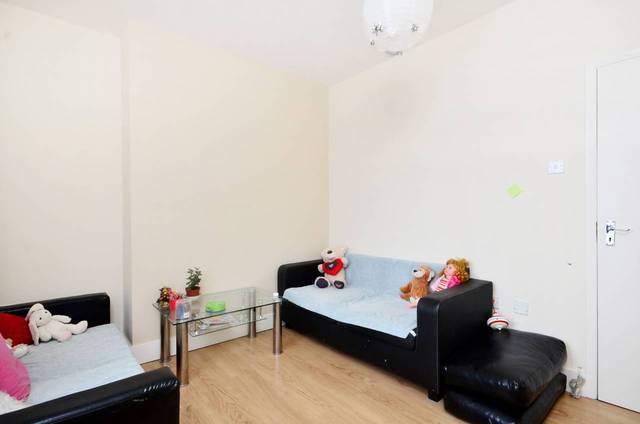  Image of 3 Bedroom Flat  For Sale at Upper Clapton Road  Upper Clapton, E5 9BZ