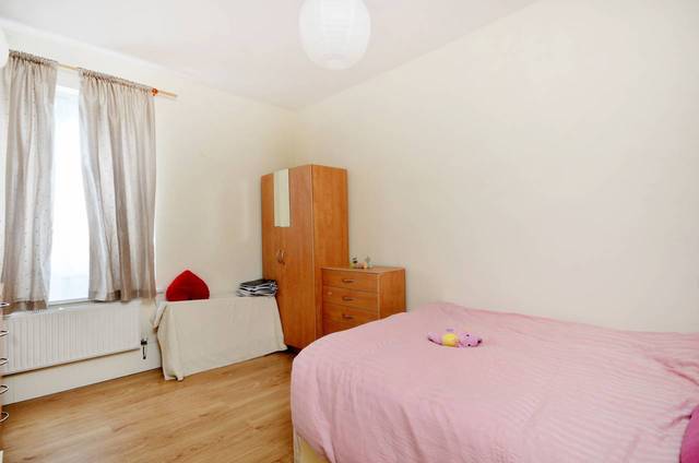  Image of 3 Bedroom Flat  For Sale at Upper Clapton Road  Upper Clapton, E5 9BZ