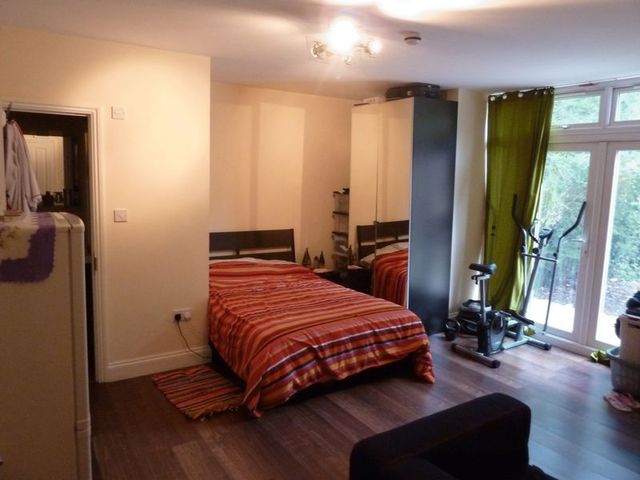  Image of Flat  To Rent at London, E17 3QG