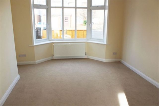  Image of 3 Bedroom Property  For Sale at Upper Weston Lane  Southampton, SO19 9HZ