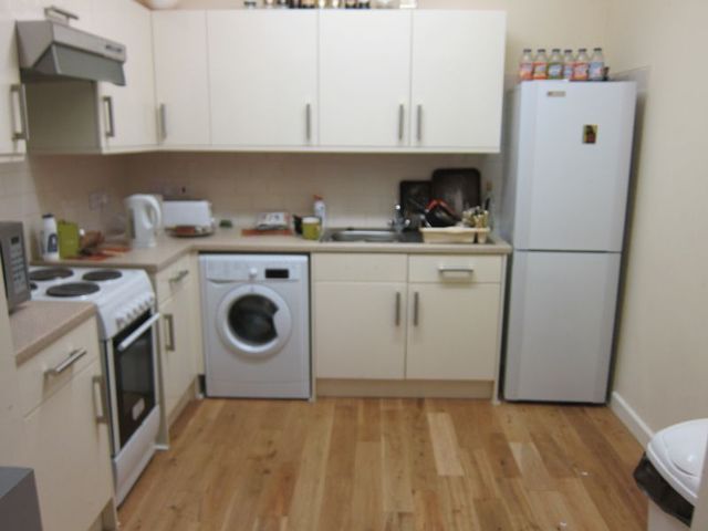  Image of 6 Bedroom Detached  To Rent at Vegal Crescent Englefield Green Egham, TW20 0PZ