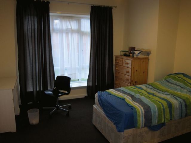  Image of 6 Bedroom Detached  To Rent at Vegal Crescent Englefield Green Egham, TW20 0PZ