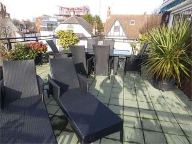  Image of 2 Bedroom Apartment  To Rent at Victor drive Leigh on sea Leigh-on-Sea, SS9 1PP