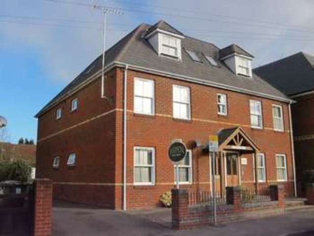  Image of 2 Bedroom Flat  To Rent at 63-64 Victoria Street Englefield Green Egham, TW20 0QX