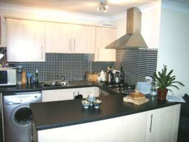  Image of 1 Bedroom Flat  To Rent at Victoria Street Englefield Green Egham, TW20 0QY