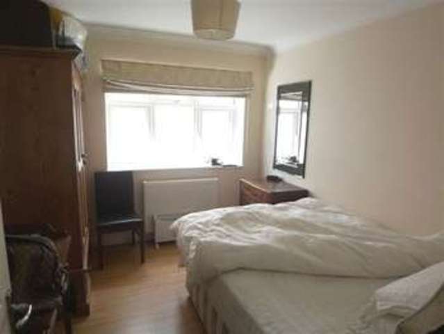 Image of 1 Bedroom Flat  To Rent at Victoria Street Englefield Green Egham, TW20 0QY
