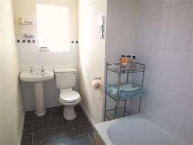  Image of 1 Bedroom Flat  To Rent at Victoria Street Englefield Green Egham, TW20 0QY