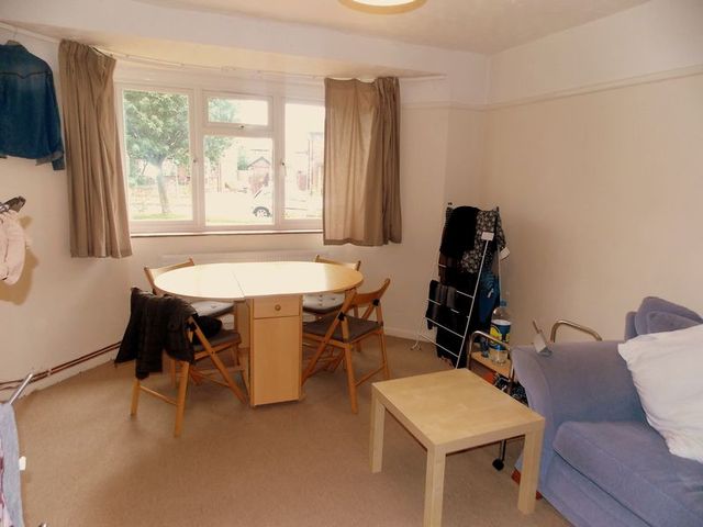  Image of 4 Bedroom Semi-Detached  To Rent at Violet Avenue  Uxbridge, UB8 3PP