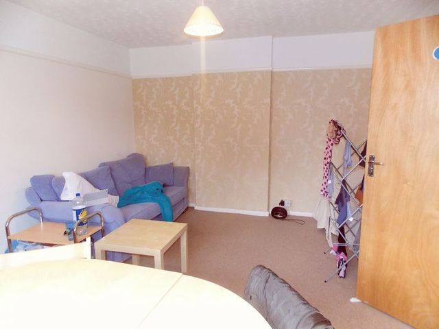  Image of 4 Bedroom Semi-Detached  To Rent at Violet Avenue  Uxbridge, UB8 3PP