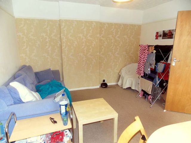  Image of 4 Bedroom Semi-Detached  To Rent at Violet Avenue  Uxbridge, UB8 3PP