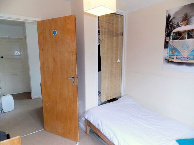  Image of 4 Bedroom Semi-Detached  To Rent at Violet Avenue  Uxbridge, UB8 3PP