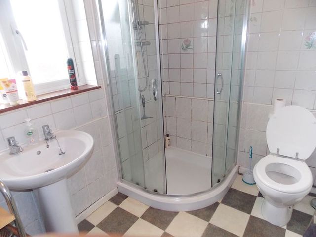  Image of 4 Bedroom Semi-Detached  To Rent at Violet Avenue  Uxbridge, UB8 3PP