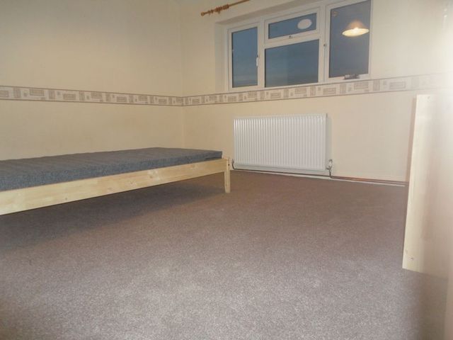  Image of 4 Bedroom Semi-Detached  To Rent at Violet Avenue  Uxbridge, UB8 3PP