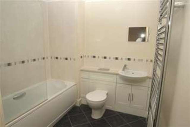  Image of 3 Bedroom Detached  To Rent at London, E11 1QN