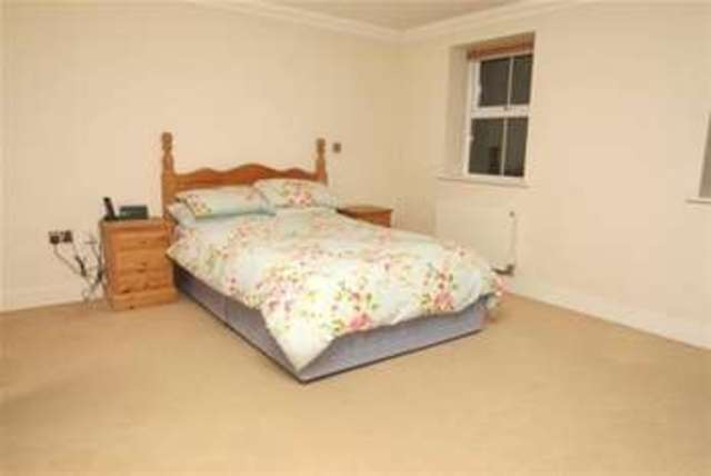 Image of 3 Bedroom Detached  To Rent at London, E11 1QN