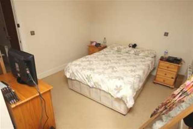  Image of 3 Bedroom Detached  To Rent at London, E11 1QN